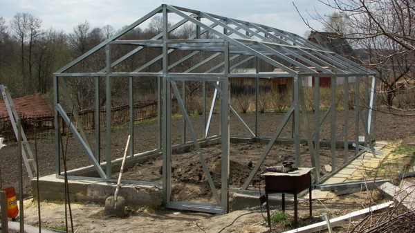 Polycarbonate greenhouse with own hands: blueprints, photos, video