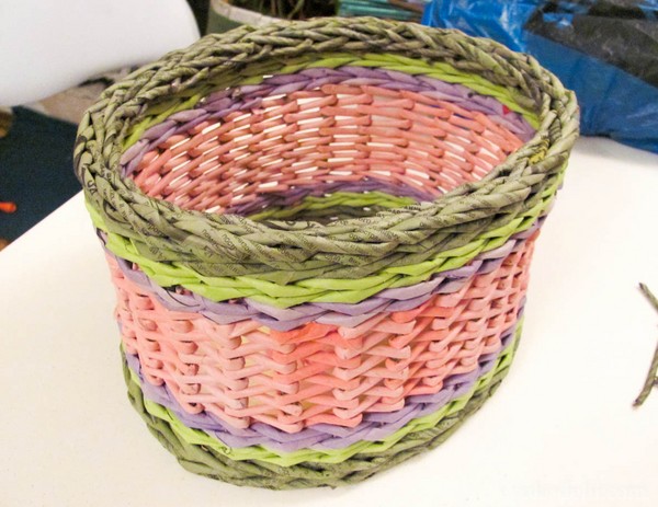 Weaving from newspaper tubes for beginners