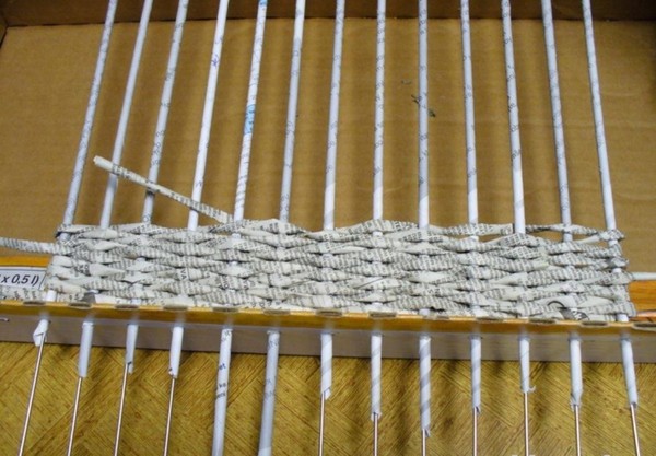 Weaving from newspaper tubes for beginners