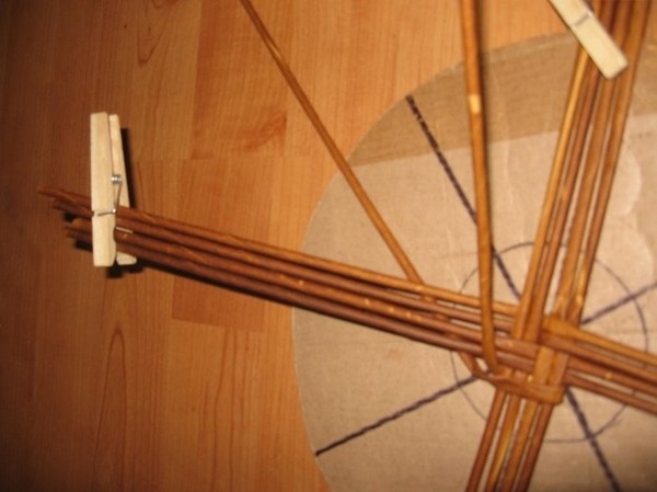 Weaving from newspaper tubes for beginners