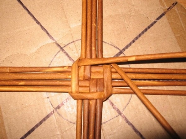 Weaving from newspaper tubes for beginners