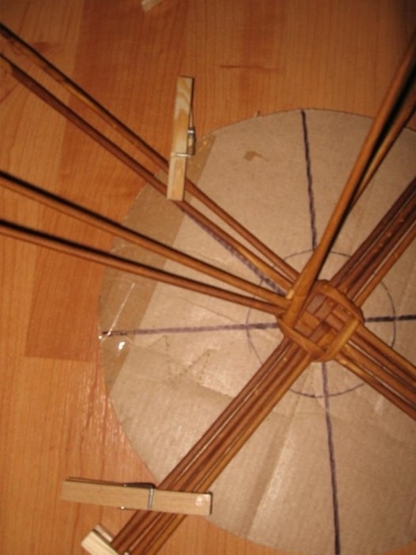 Weaving from newspaper tubes for beginners