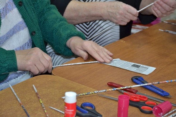 Weaving from newspaper tubes for beginners