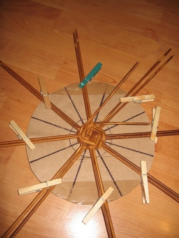 Weaving from newspaper tubes for beginners
