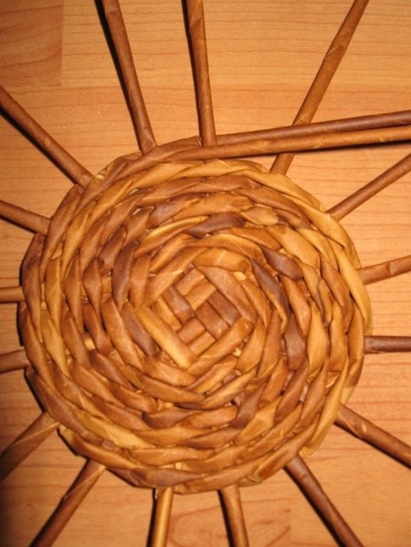 Weaving from newspaper tubes for beginners