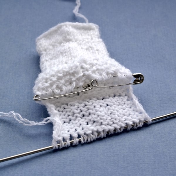 How to tie the heel of the toe with knitting needles