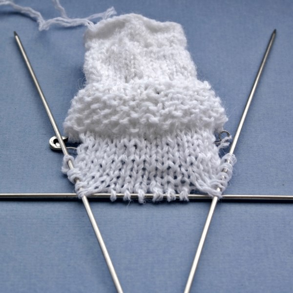 How to tie the heel of the toe with knitting needles