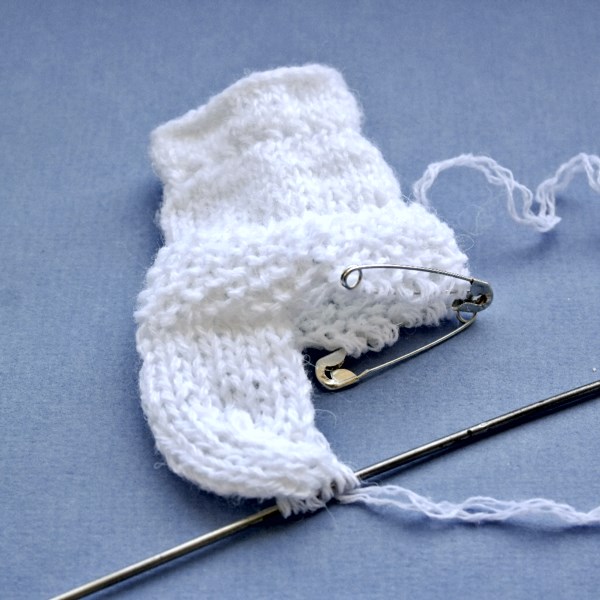 How to tie the heel of the toe with knitting needles
