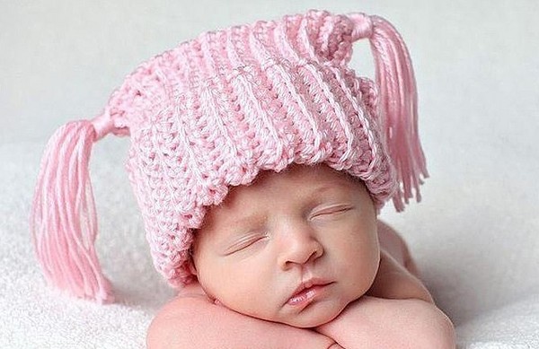 Knitted hats for girls: instructions and diagrams