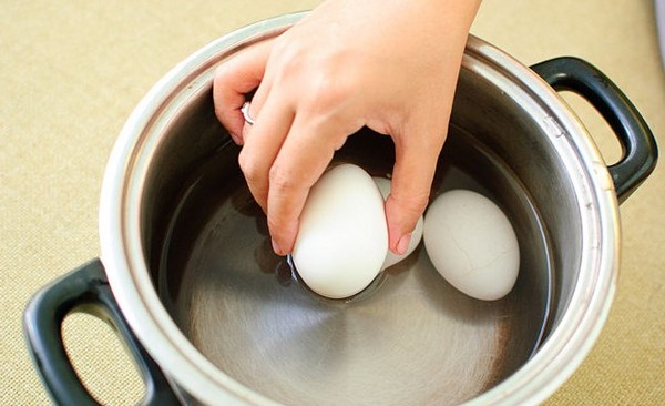 How to decorate eggs for Easter with your own hands - interesting master classes with photos