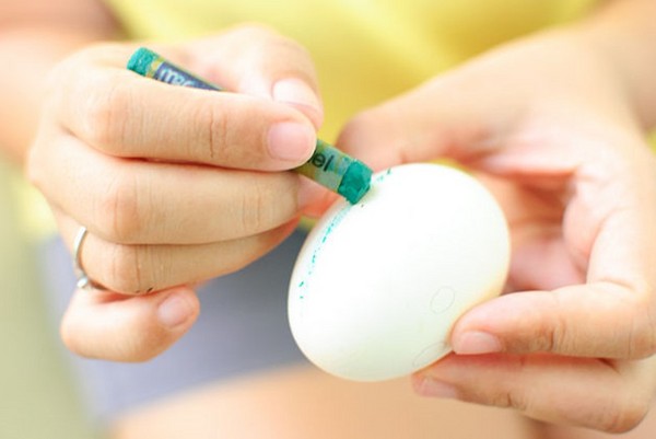 How to decorate eggs for Easter with your own hands - interesting master classes with photos
