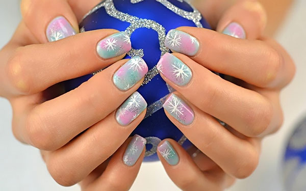 Aerography: the idea for a festive manicure