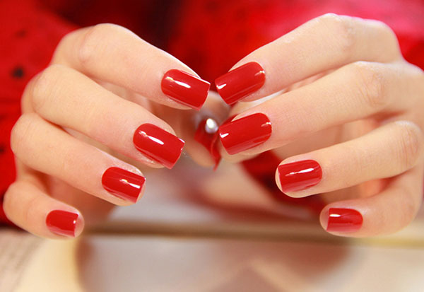 Black, red, gold: what the color of the manicure says about you