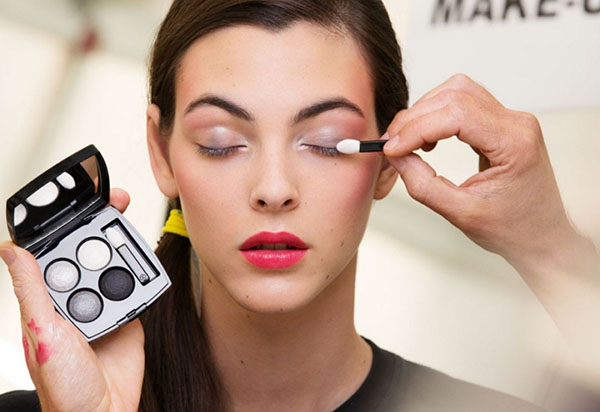 Effective make-up on March 8: Secrets of Chanel