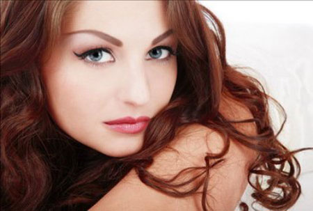  Eyebrows and hair should be blended in color