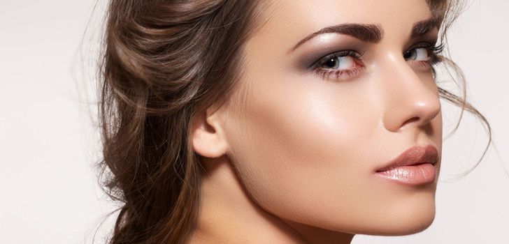 Permanent make-up for hiding bruises under the eyes