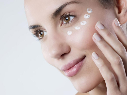 Cream for the skin around the eyes - a remedy that is necessary for any care