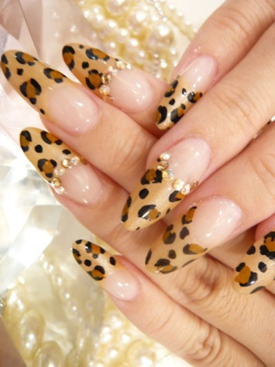 In fashion, leopard shades Leopard nails come back and are back in fashion