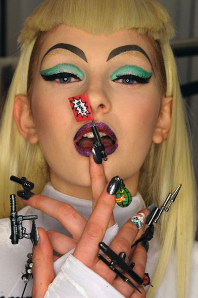 Unusual manicure continues to impress and remains in trend in the new season