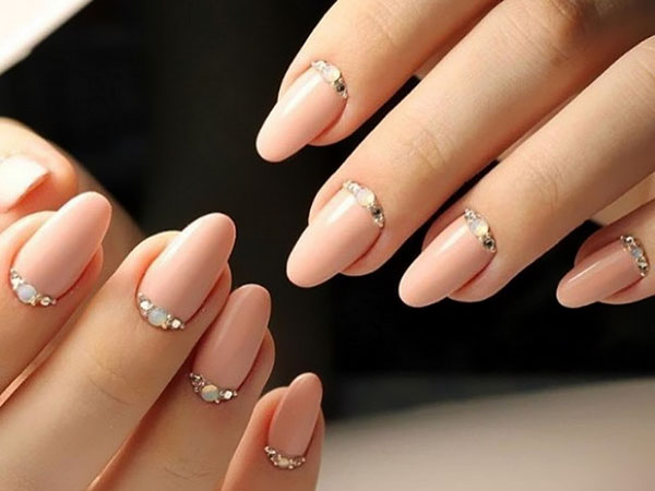 Pastel manicure by Zoya: a collection of varnishes Naturel 3 Spring 2017