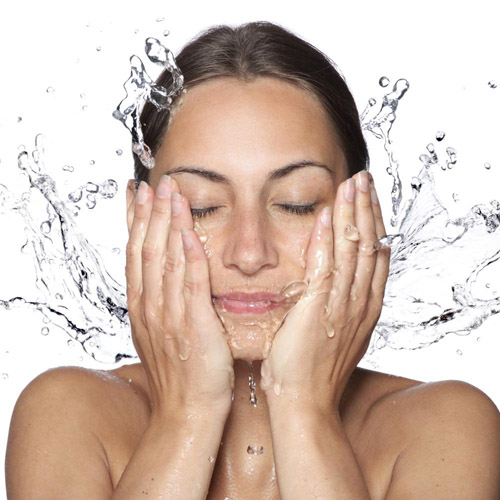 Moisturizing the skin of the face - refueling for war with aging