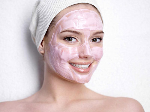 Moisturizing the skin of the face - refueling for war with aging