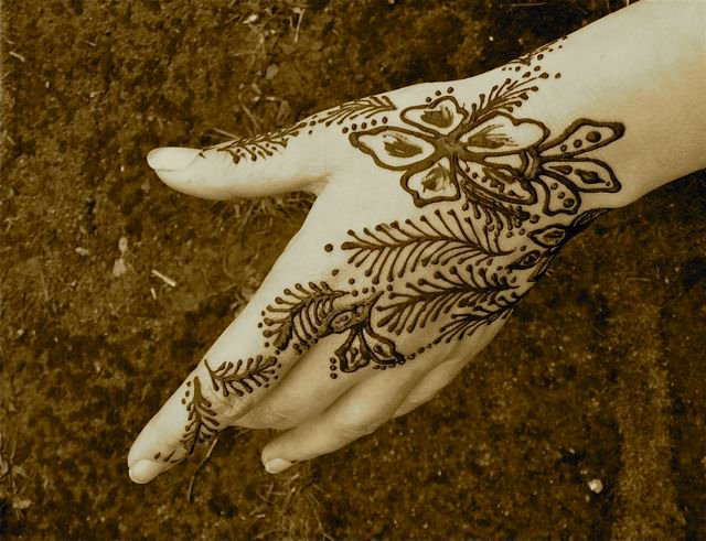 Tattooing henna at home
