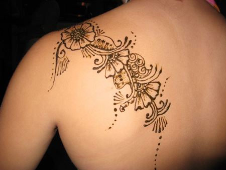 Tattoo henna in the salon
