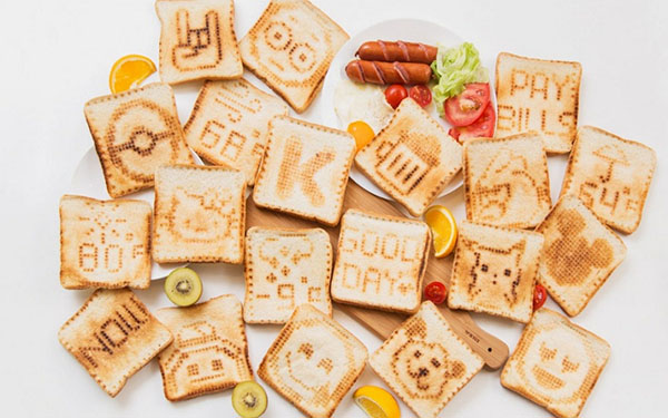 Art-breakfast with "smart" Toasteroid toaster