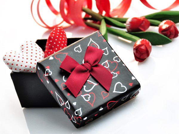 Valentine's Day 2016: original gifts and the best greetings in verse