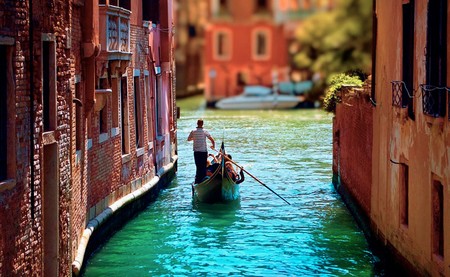 Choose where to spend a honeymoon - in Russia or abroad?