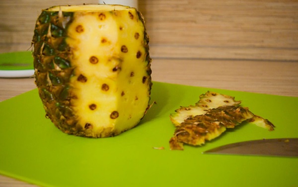 How to cut a pineapple properly and beautifully