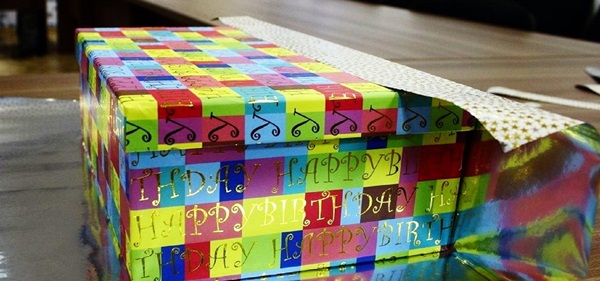 How to pack a gift in a gift paper