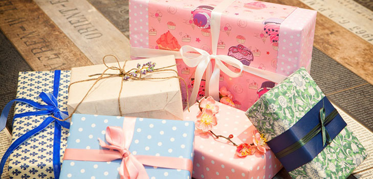 How to pack a gift in a gift paper