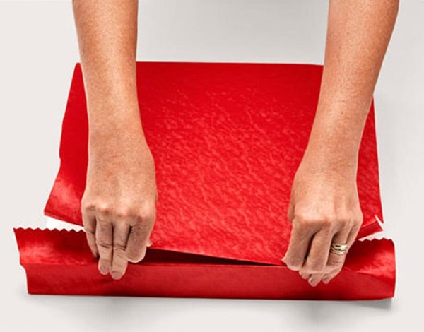 How to pack a gift in a gift paper