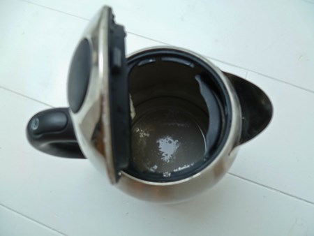How to remove scum in the kettle with folk remedies