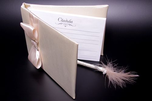 The book of wishes for the wedding with their own hands