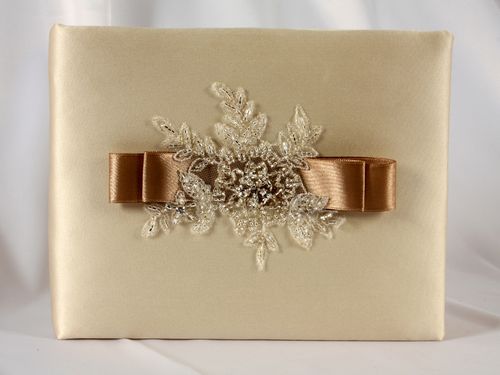 The book of wishes for the wedding with their own hands