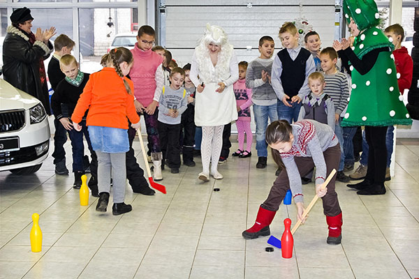 Contests for the New Year 2017 Rooster: games and entertainment for the family, big company, corporate, kindergarten and school