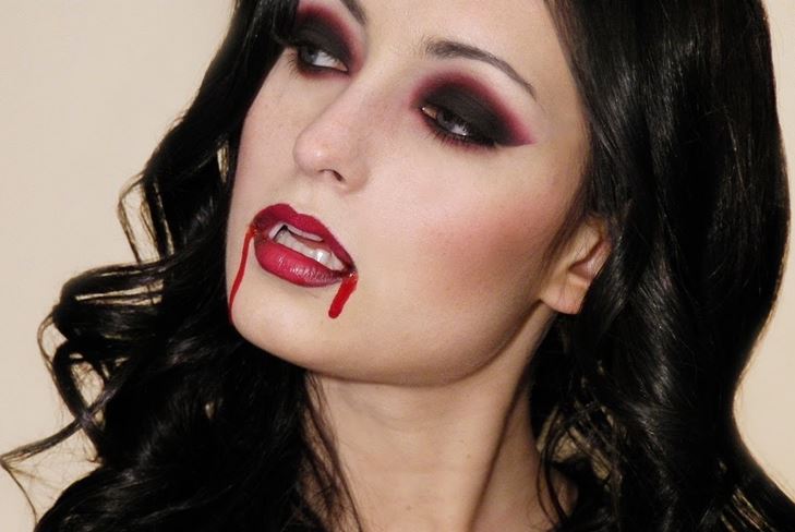 Vampire Costume for Halloween: photo how to make your own hands