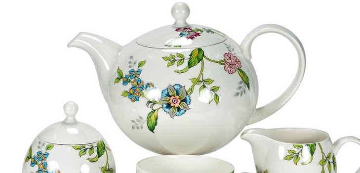 What should I look for when choosing a tea set?