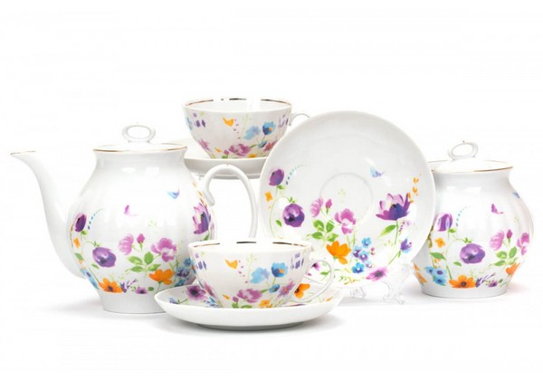 What should I look for when choosing a tea set?