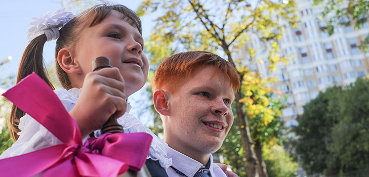 Farewell to first graders on September 1 from graduates and parents