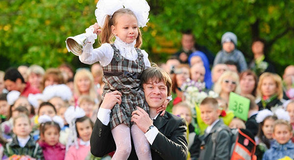 Farewell to first graders on September 1 from graduates and parents