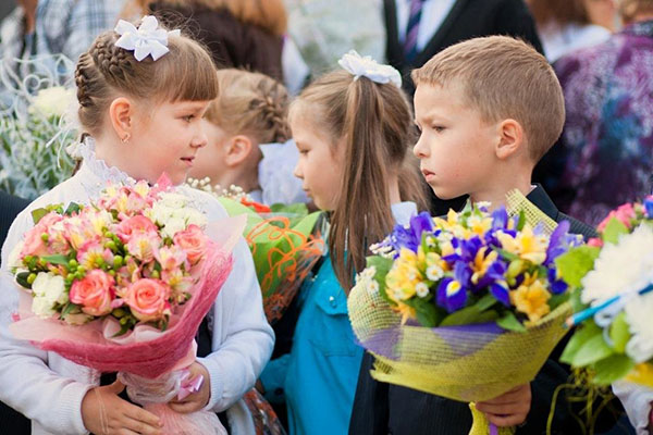Farewell to first graders on September 1 from graduates and parents