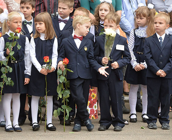 Farewell to first graders on September 1 from graduates and parents