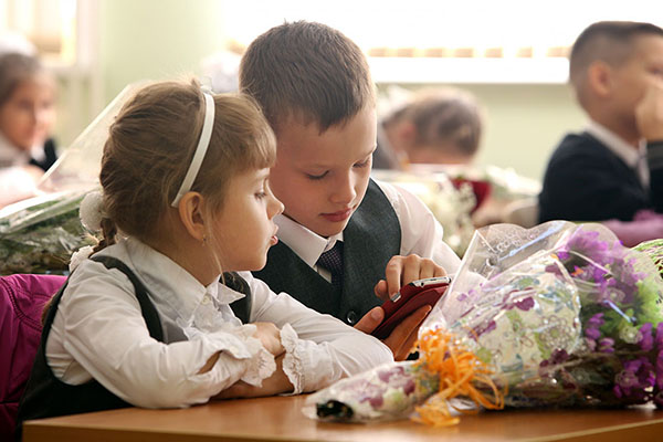 Farewell to first graders on September 1 from graduates and parents