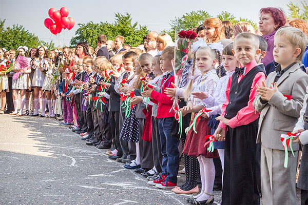 Farewell to first graders on September 1 from graduates and parents