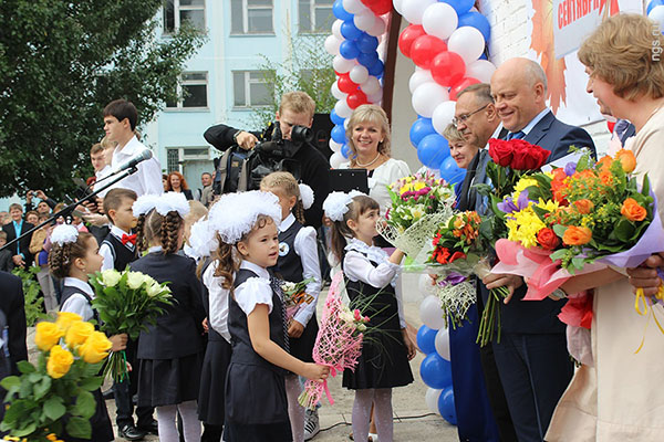 Farewell to first graders on September 1 from graduates and parents
