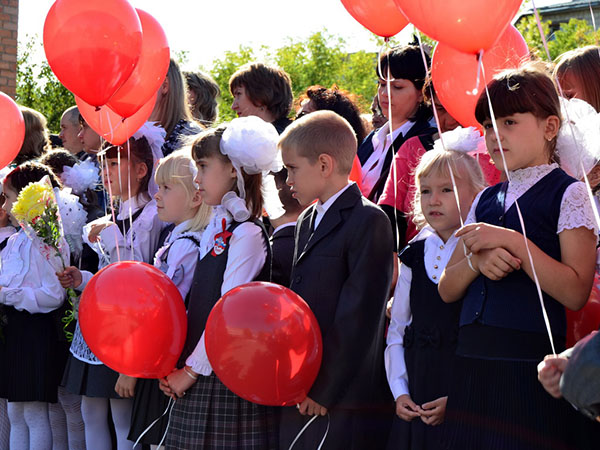 Farewell to first graders on September 1 from graduates and parents